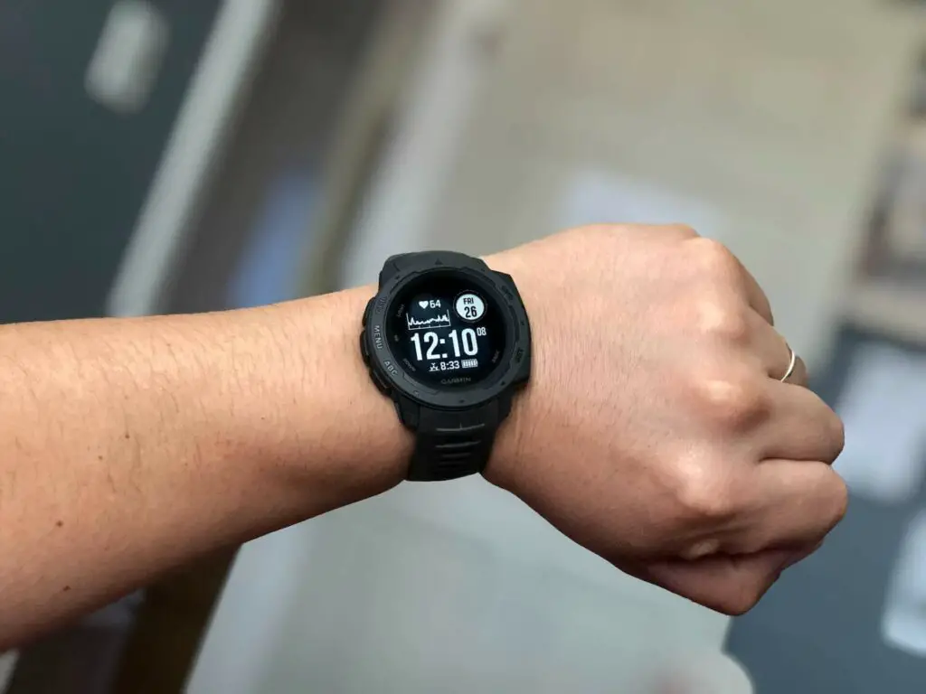 Uma pessoa olhando para o seu smartwatch Garmin