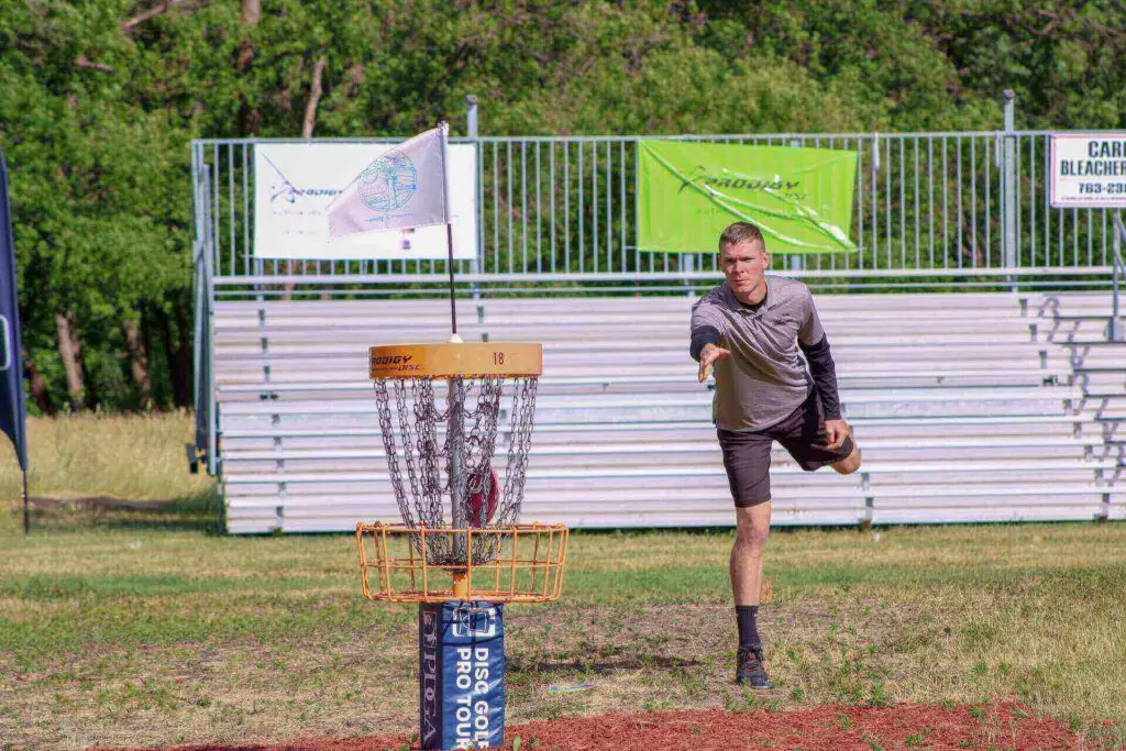 A man playing disc golf
